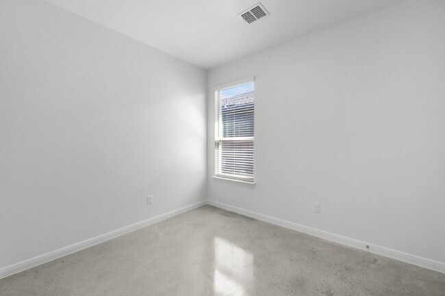 Building Photo - MOVE-IN SPECIAL: January rent FREE if moved in before February 1.