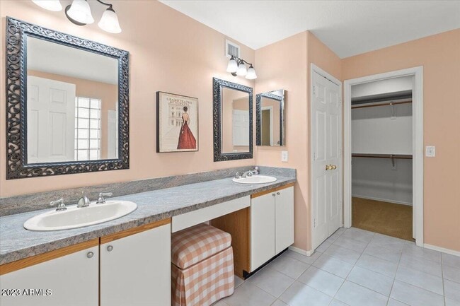 Building Photo - 4326 E Rancho Tierra Dr