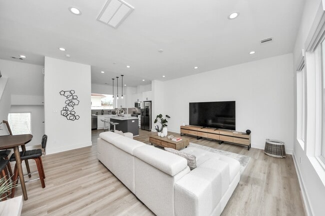 Building Photo - 8320 Brecha Ln