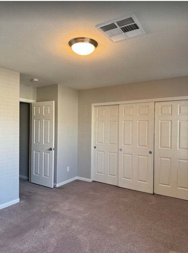 Building Photo - Large Stunning 5 Bedroom Home in the South...