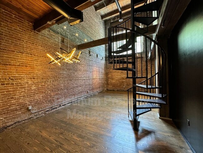 Building Photo - 326 Nelson St SW