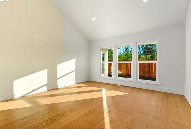 Building Photo - 11 Paddock Ct