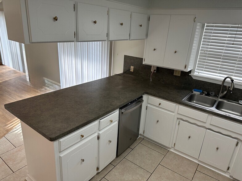 Building Photo - 323 Lance Cir