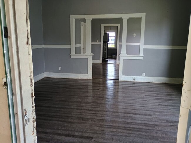 Building Photo - 2 Bedroom 1 Bathroom House