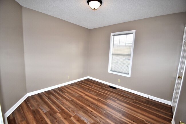 Building Photo - 3 Bedroom Pet Friendly Home For Rent!