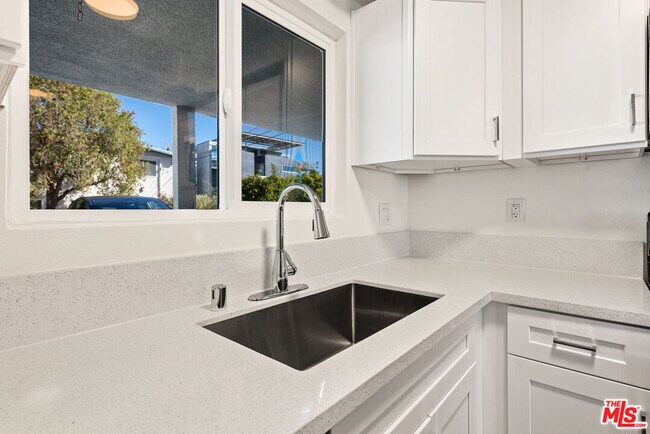 Building Photo - 836 Ashland Ave