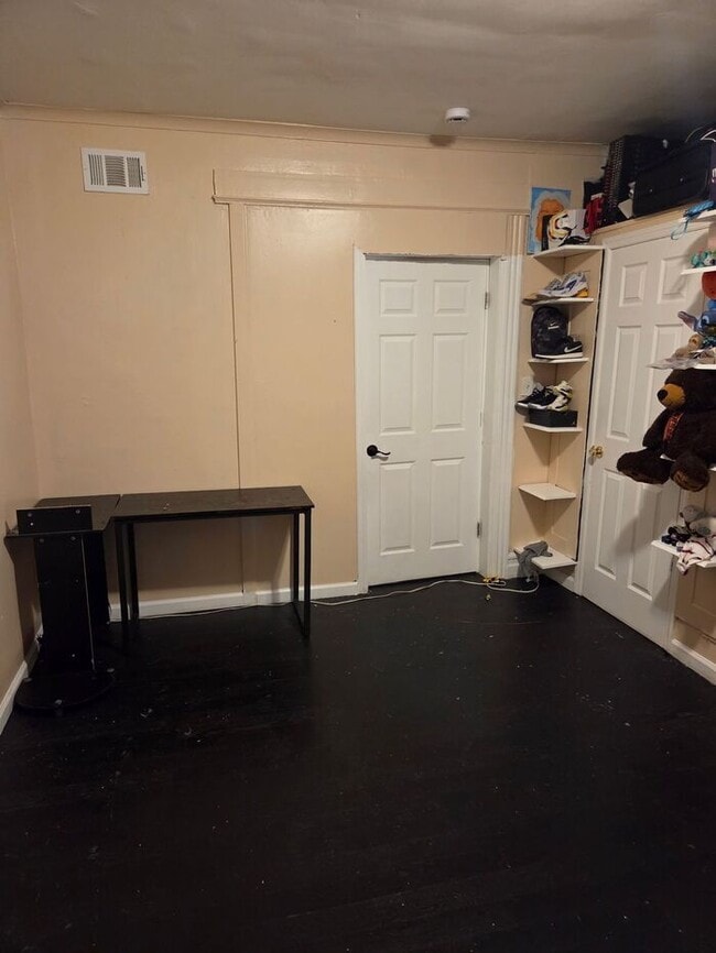 Building Photo - Spacious 3.5 BDR Apartment with Closed Fro...