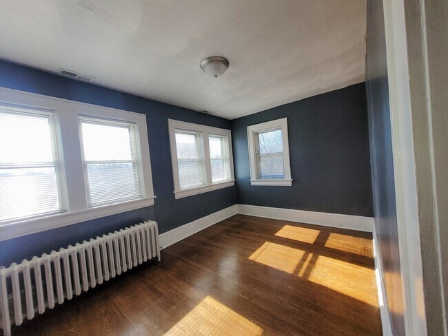 Building Photo - 2112 Memorial Ave SW