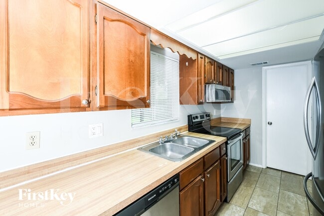 Building Photo - 2278 Hialeah St
