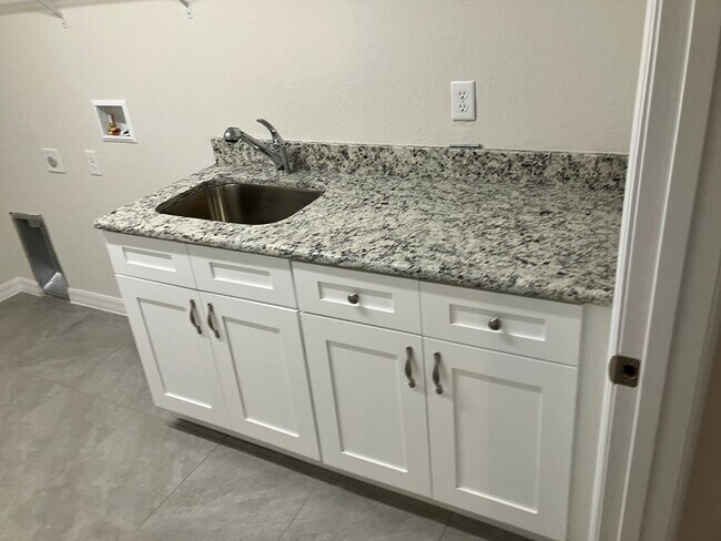 Building Photo - Beautiful 3BR/2BA Summerfield Home! NO APPLICATION FEE!