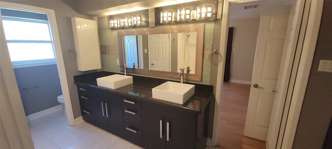 Building Photo - 11302 Meadow Lake Dr