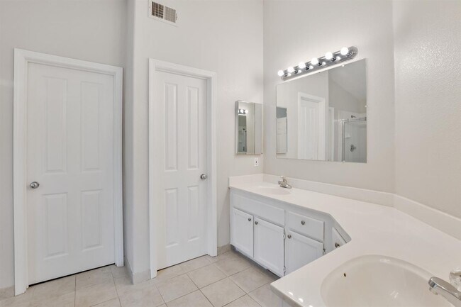 Building Photo - 408 Hansen Cir