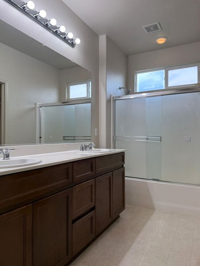 Building Photo - Pleasing 5/2 near college and UC