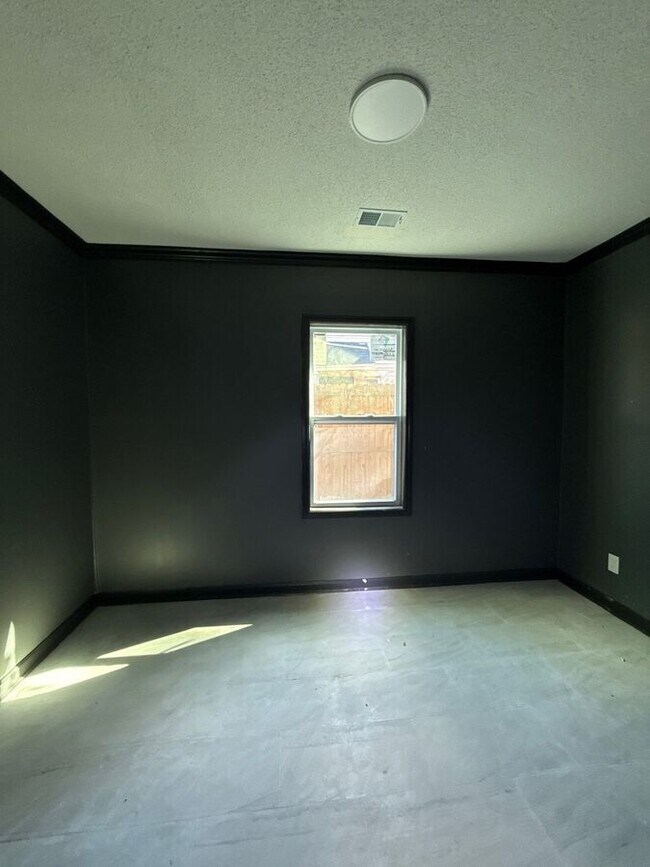 Building Photo - 2543 Pershing Ave