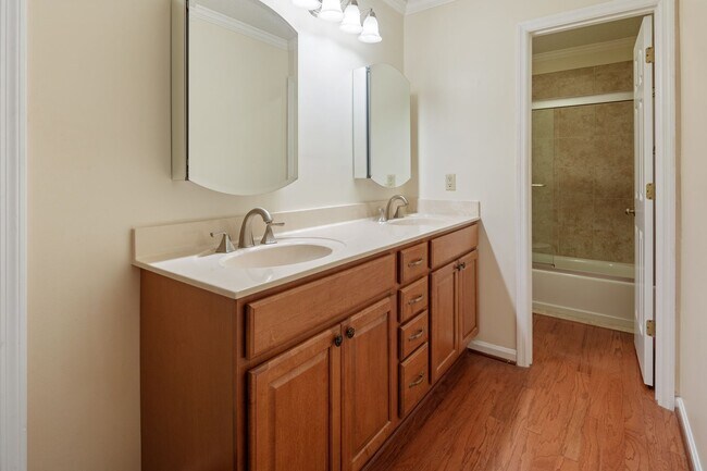 Building Photo - Renovated South Asheville Condo