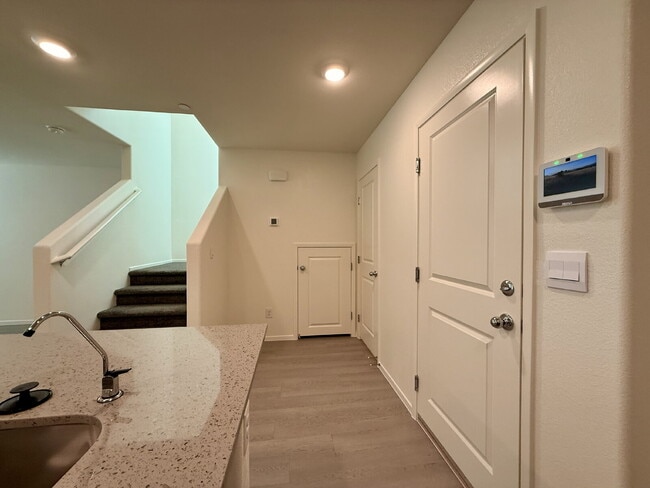 Building Photo - 3 BED 2.5 BATH 2 CAR GARAGE TOWNHOUSE W/ LOFT FOR RENT!!!
