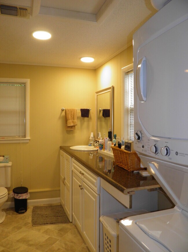 Building Photo - 402 Marlowe Dr