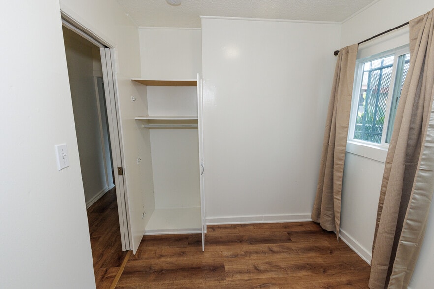 Building Photo - 547 Brooks Ave