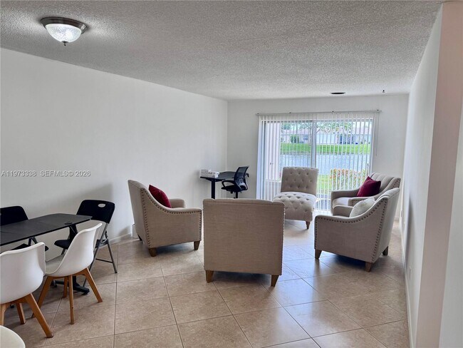 Building Photo - 8838 Bella Vista Dr