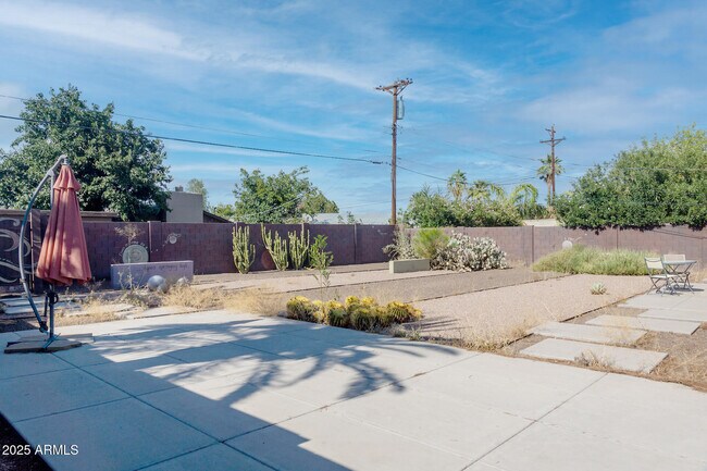 Building Photo - 6744 E Vernon Ave