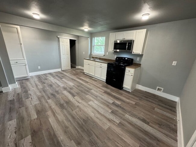 Building Photo - Move in June 10th 2025!! Beautiful  3 bedr...