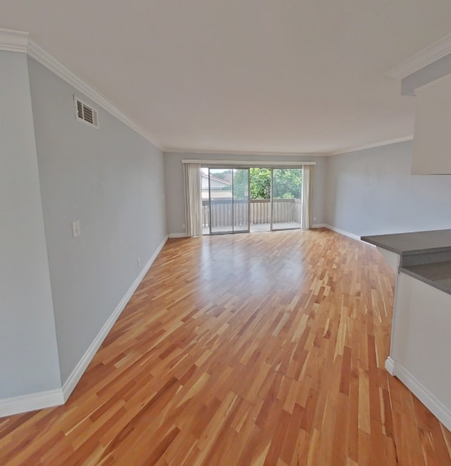 Building Photo - Spacious 1 Bedroom Condo in the Gated Park Bristol Community