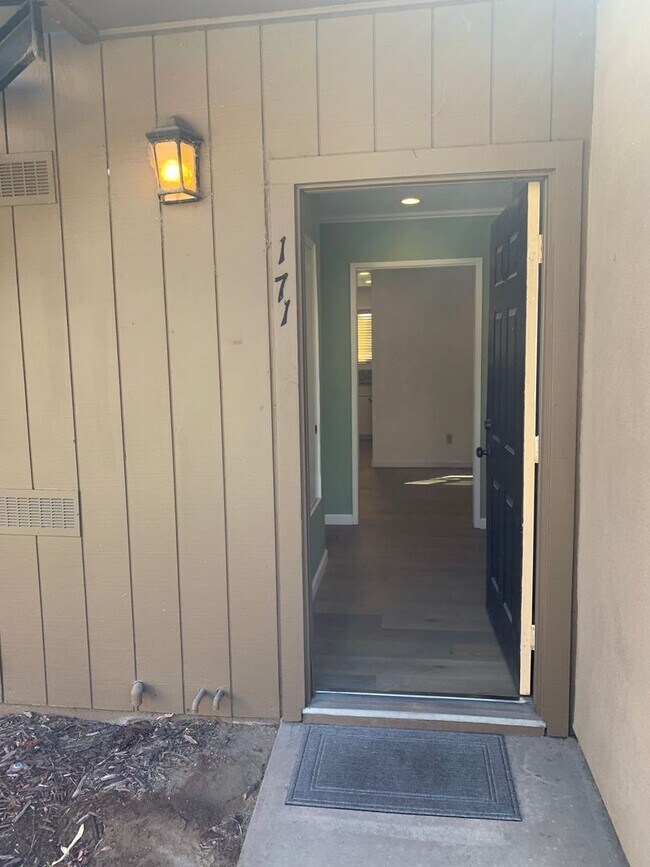 Building Photo - Darling condo in a great community with amenities