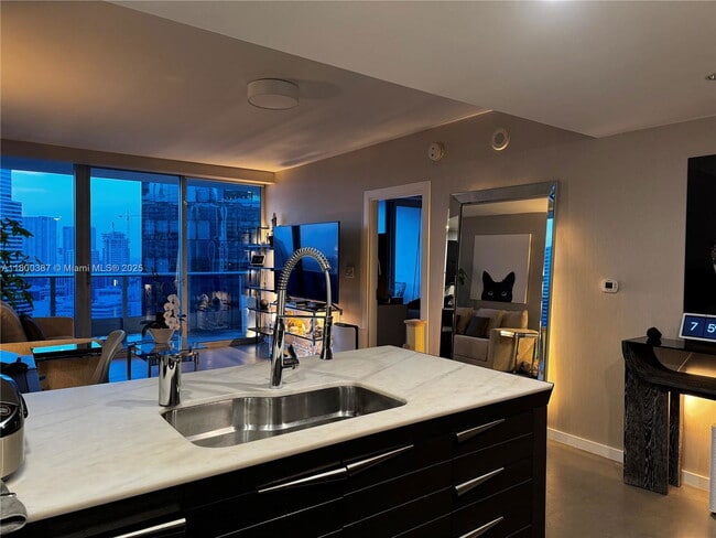 Building Photo - 200 S Biscayne Blvd