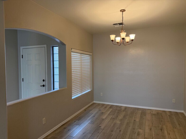 Building Photo - 10592 E Rose Hill St