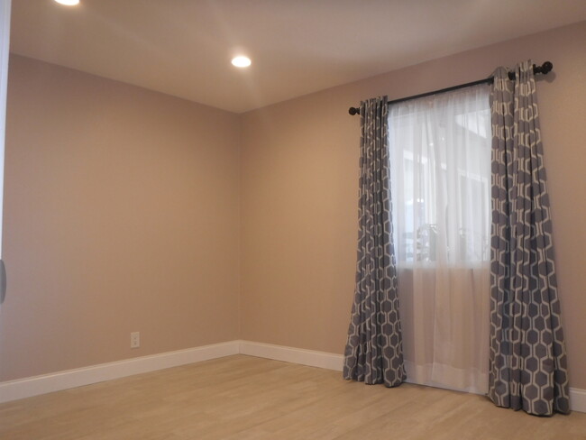 Building Photo - Single Story 3 Bedroom 2.5 Bath Home,