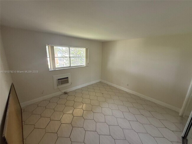 Building Photo - 1540 NE 191st St