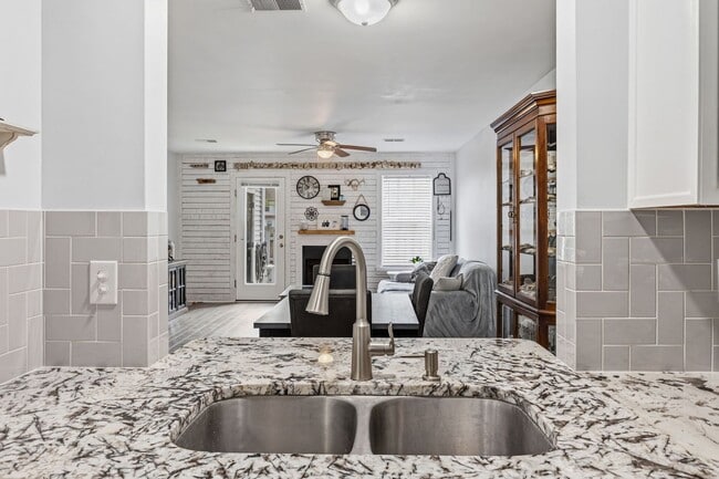 Building Photo - Modern Comfort & Convenience in Regents Green Townhome