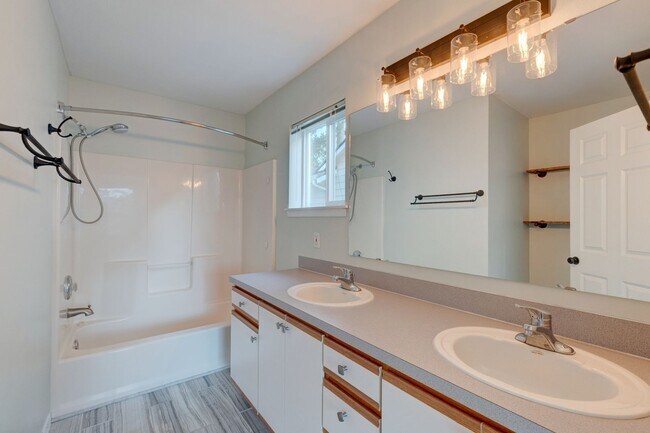 Building Photo - 2 Bedroom, 2.5 Bath Condo in Madrona Heights