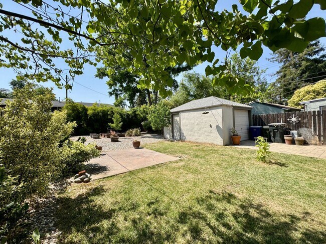 Building Photo - Charming Home Available Now!
