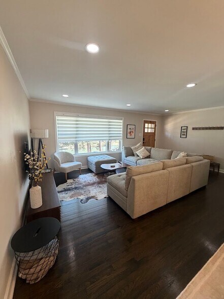 Building Photo - 3737 Lakeshore Dr