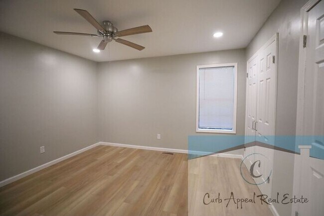 Building Photo - Fully renovated 2 bed 2 bath townhouse