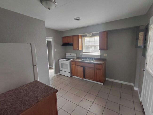 Building Photo - 1218 Maple Ave