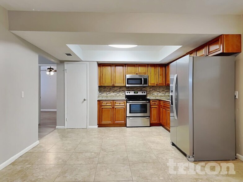 Building Photo - 806 Bills Cir