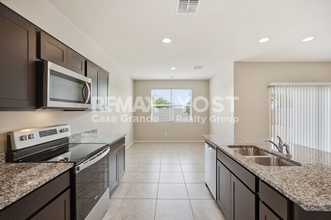 Building Photo - Beautiful Kitchen, Open Layout, and Room to Relax!