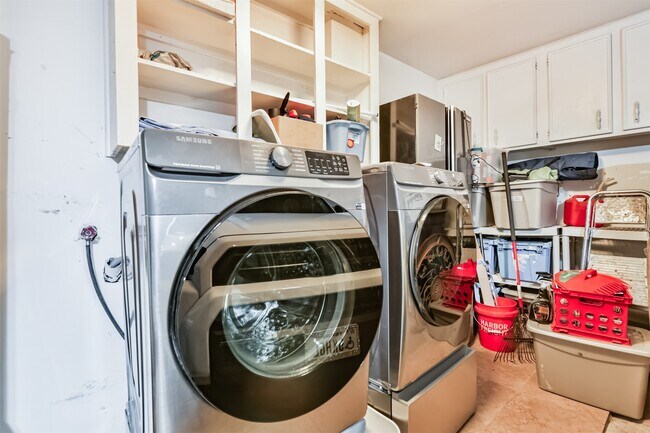 Building Photo - 3007 Chester Dr