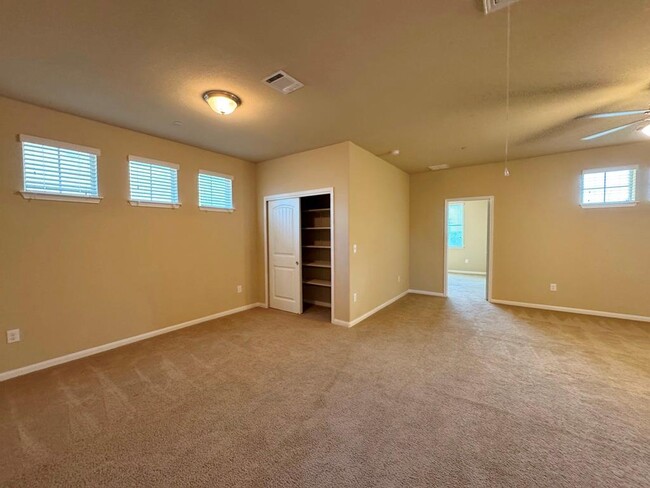Building Photo - 2880 Donnell Dr