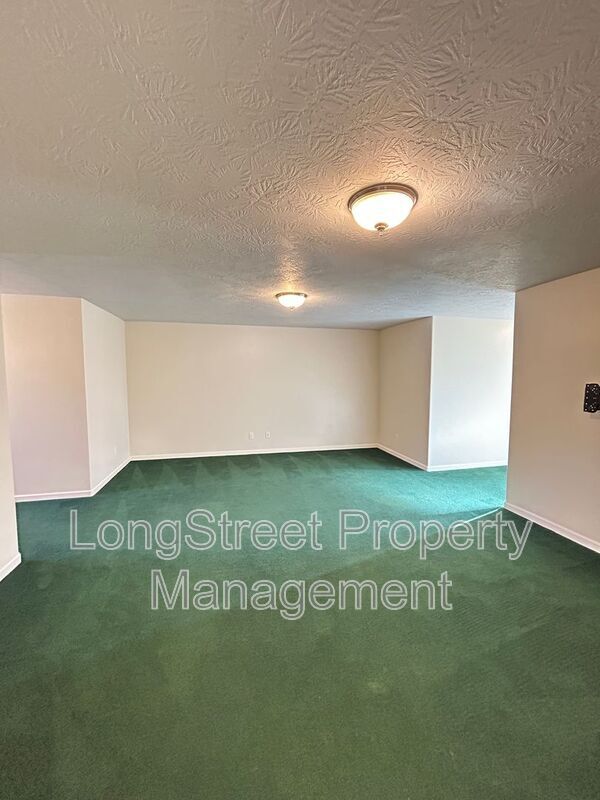 Building Photo - 852 Marilyn Dr