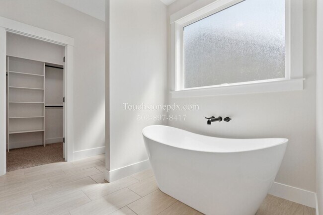Building Photo - Stunning 3 BD, 2 BA Salem Home with Elegant Finishes!