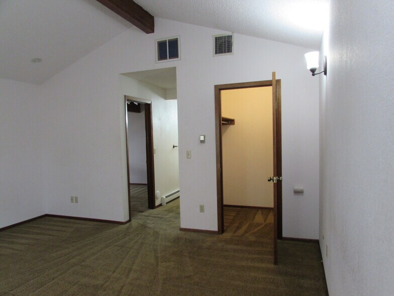 Building Photo - 636 Horizon Dr