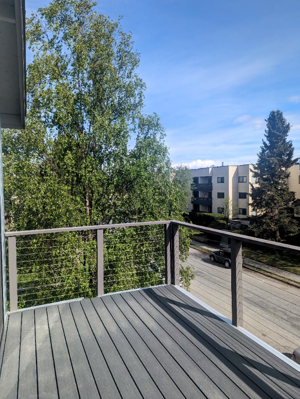 Building Photo - 957 W 12th Ave