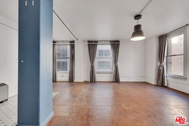 Building Photo - 215 W 7th St