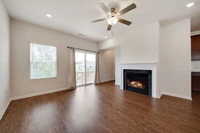 Building Photo - Available Early August! 4 Bed, 3.5 Ba in W...