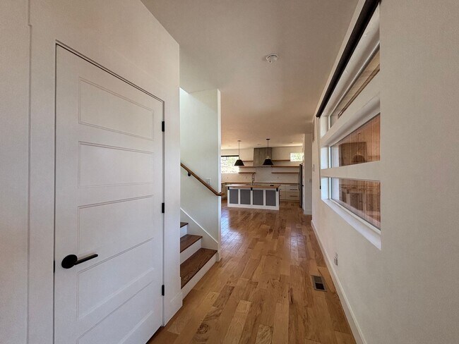 Building Photo - Stunning 4 Bed/3.5 Bath on 4.39 Acre Lot-7...