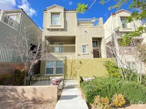 Building Photo - FRESHLY RENOVATED THREE STORY HOME WITH FO...