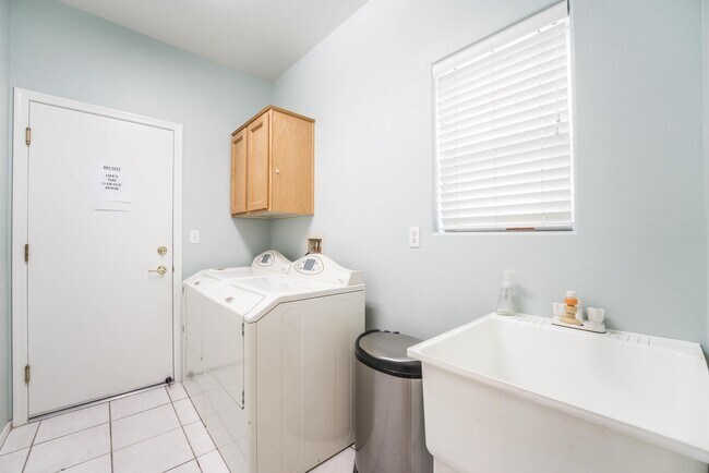 Building Photo - 10712 Brinkwood Ave